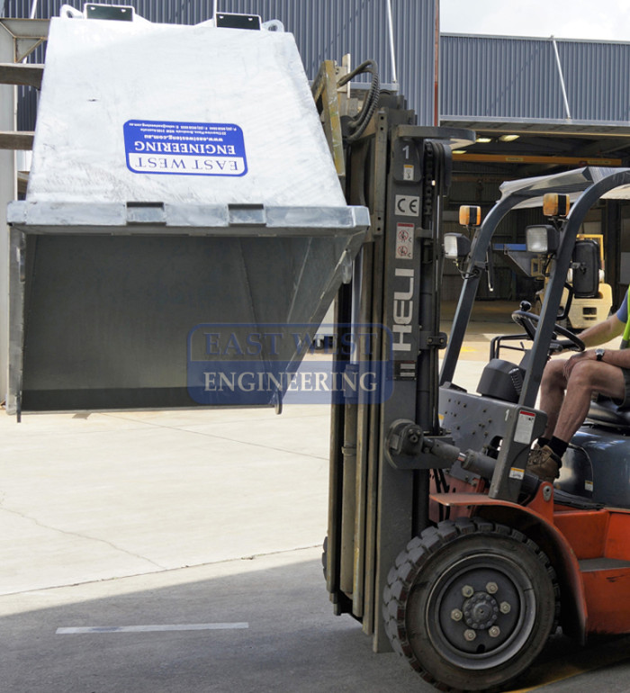 WCB / WCH - tip using a forklift with rotator fitted